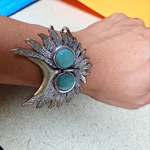 Silver Toned Feather Layers Owl with Turqouise Green Bead Eyes Hinged Bracelet - Picture 4 of 4